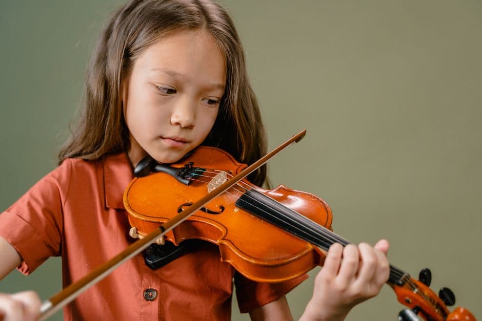 Violin student in a lesson, serving Roswell, GA