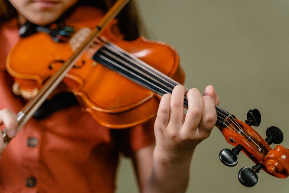 Violin student in a lesson, serving Berkeley Lake, GA