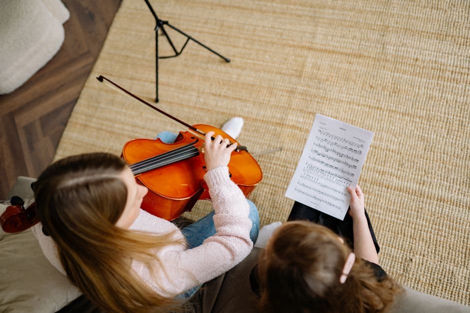 Violin student in a lesson, serving Dunwoody, GA