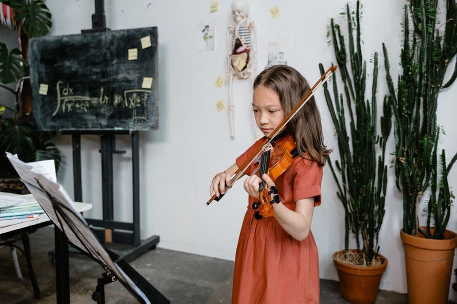 Violin student in a lesson, serving Johns Creek, GA