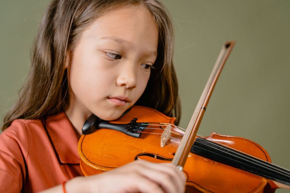 Violin student in a lesson, serving Lawrenceville, GA