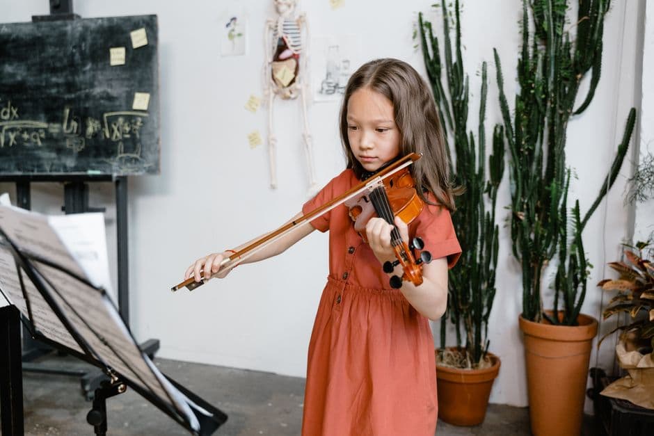 Violin student in a lesson, serving Norcross, GA