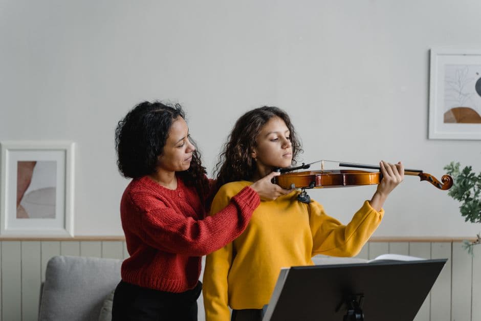 Violin student in a lesson, serving Woodstock, GA