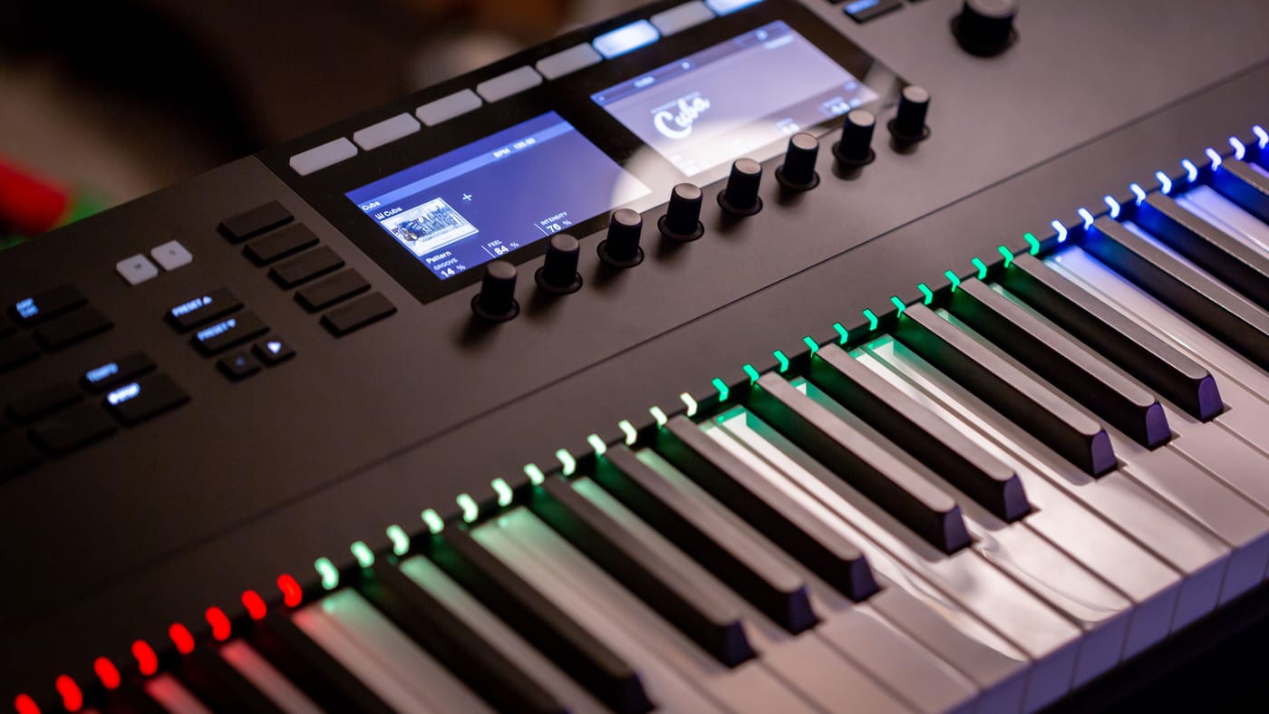 Keyboard performer using arranger features for live accompaniment